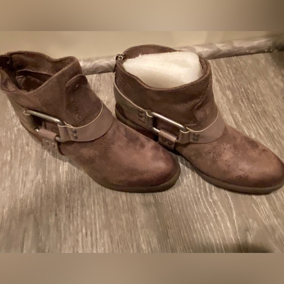 NEW NOT RATED FINCH BOHO RODEO DISTRESSED SLOUCHY HARNESS ANKLE BOOTIE IN TAUPE - Picture 4 of 9